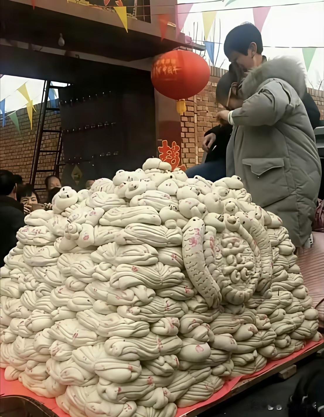 山东一户人家的孩子结婚，亲友送来一车馒头，这馒头和东北的馒头看起来是一点都不一样