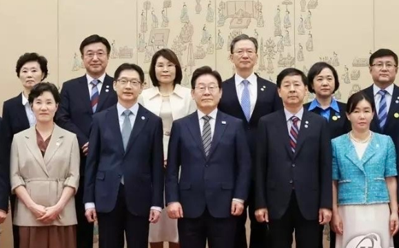 23日上午，韩国首尔龙山总统室举行任命状及委任状授予仪式，李在明总统向8名新任长