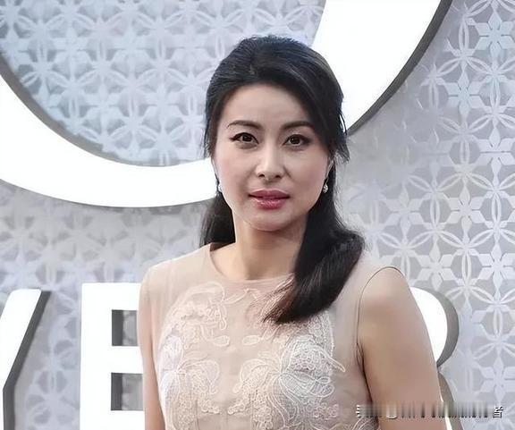 44岁的郭晶晶也太飒了！全运会开幕式上当火炬手，挽着陈若琳入场，那风采跟当年