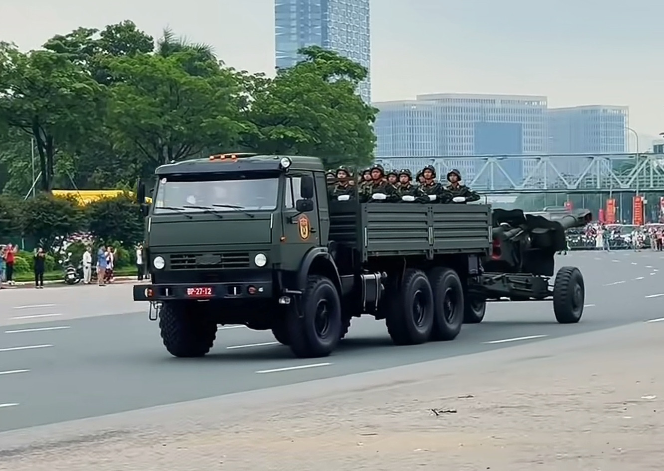 上世纪70年代后期，除了缺乏重型杀手锏武器外，越南军队在常规武器方面，足以平视解放军，这也是他们敢于
