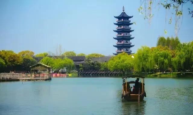退休以后，在外地一个私企又干了一年，一个月有1.2个W。是不是续聘？老板要求6月