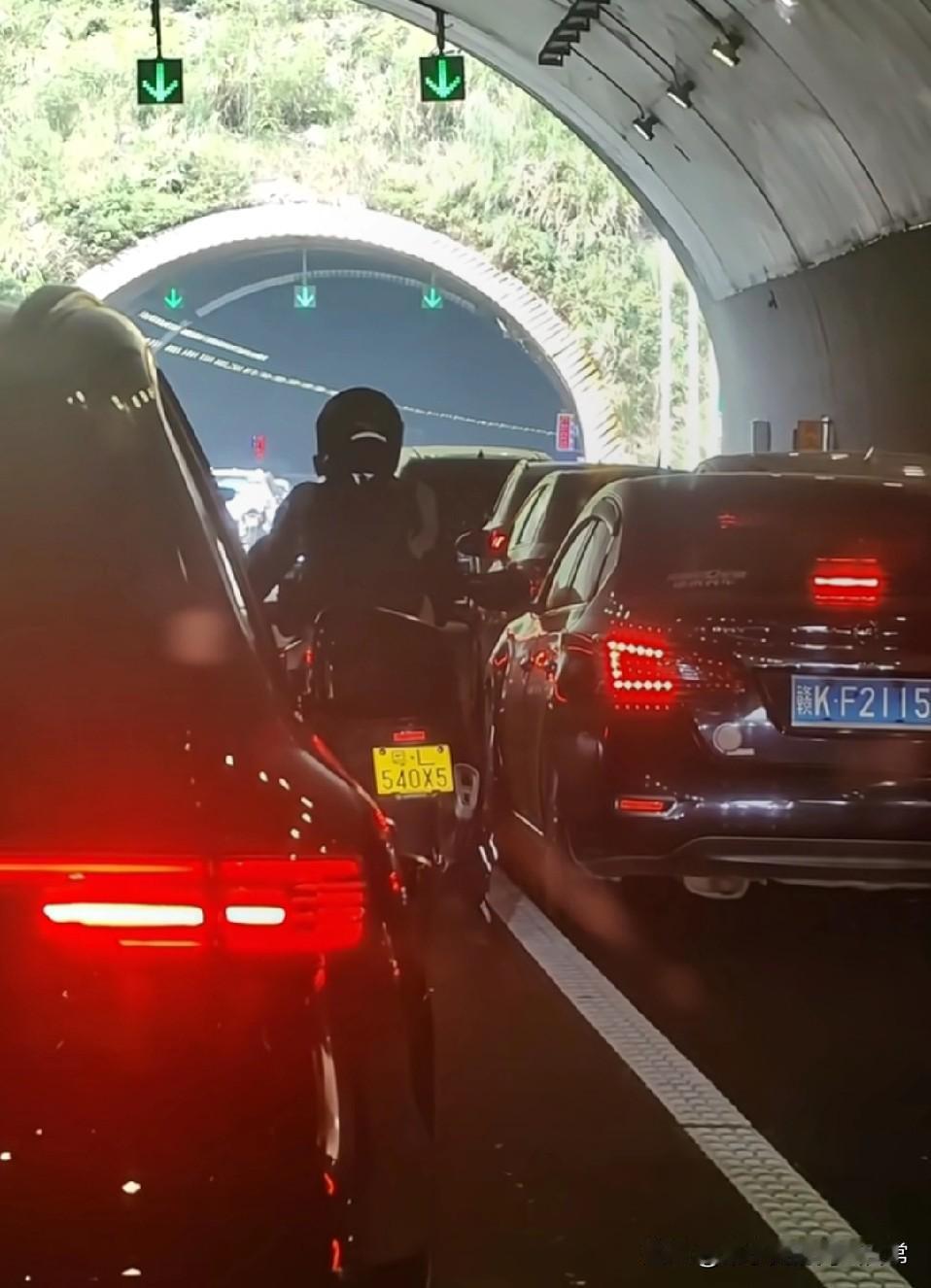 高速堵车摩托车都过不去！国庆回家的路绝了！高速堵得水泄不通，连摩托车都插翅