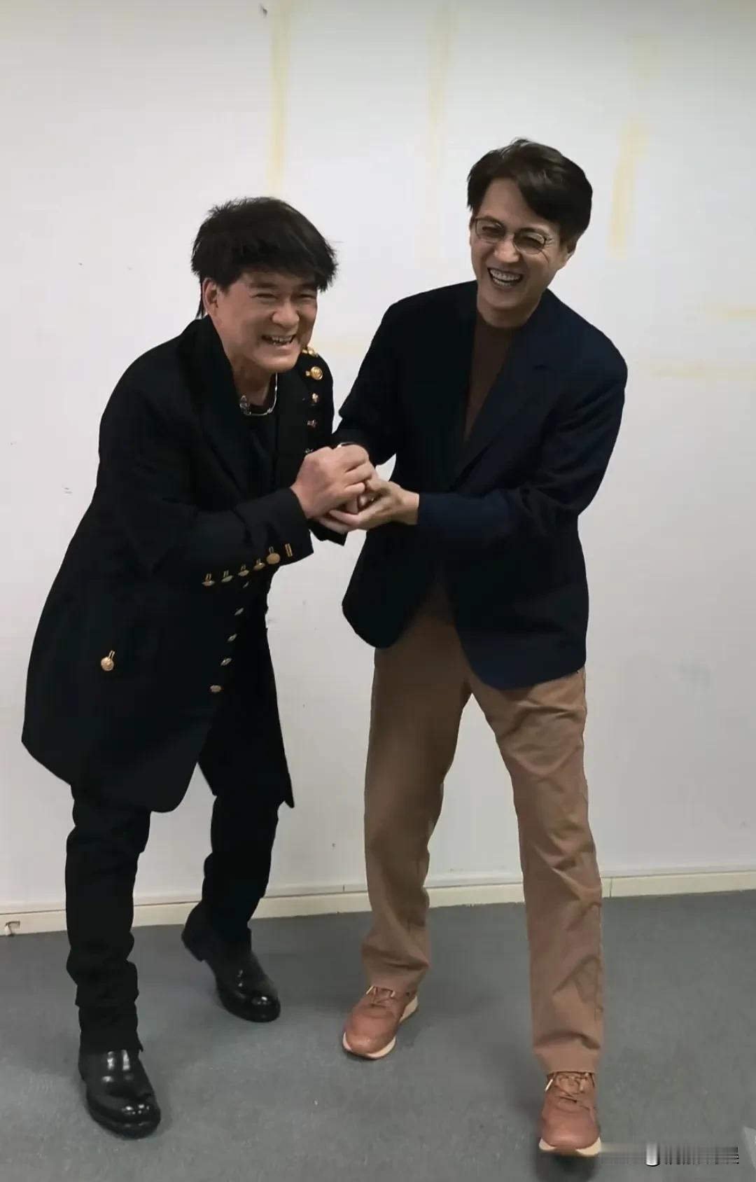 这是什么神仙友情啊，靳东居然和周华健是朋友，而且俩人的生日还是同月同日。周华健