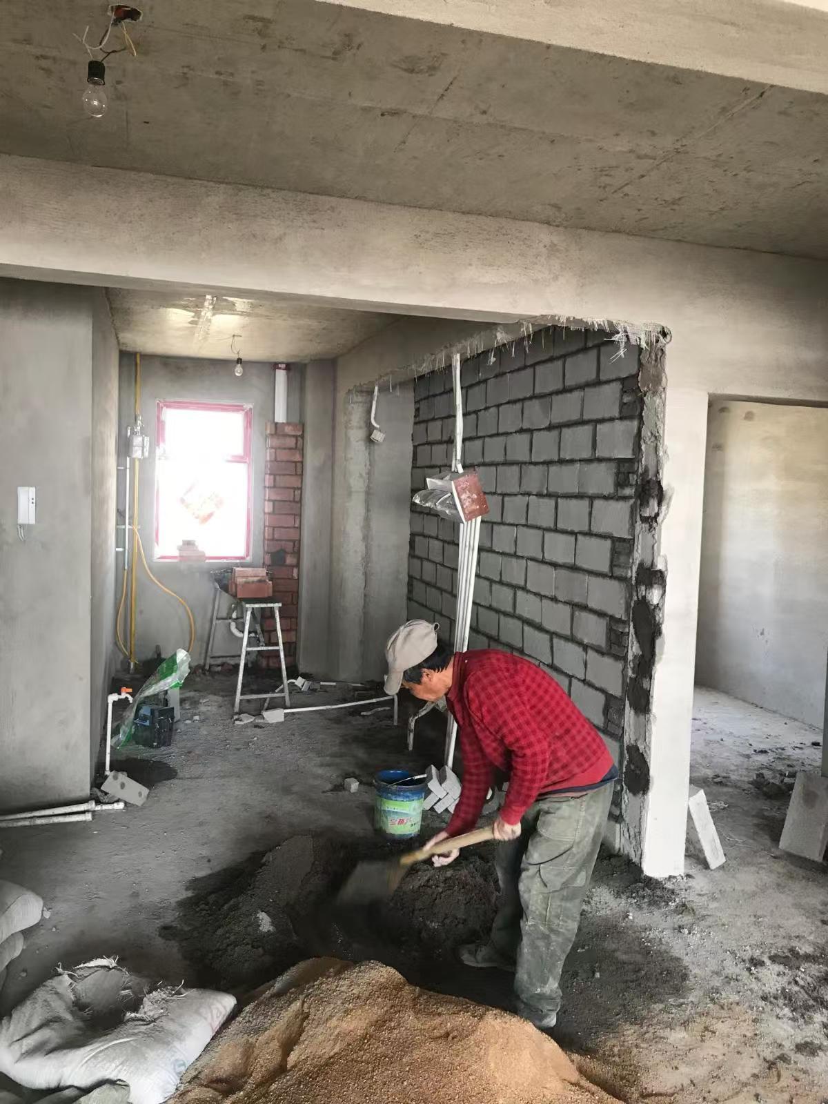 太膈应人了！辽宁大连，楼上邻居翻新房屋时，竟然悄摸摸的将卫生间改到了厨房位置。每