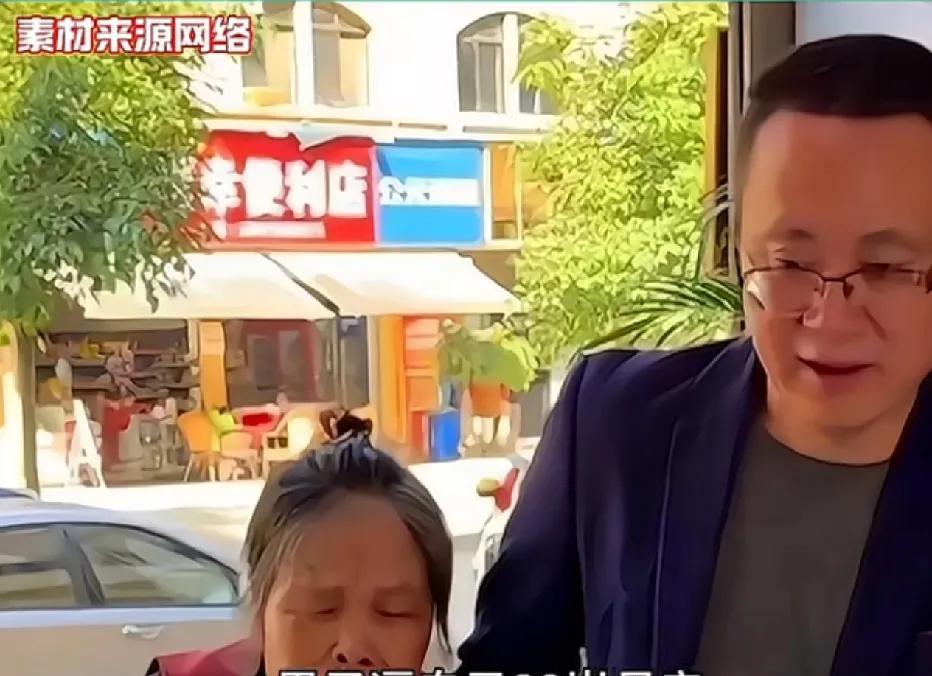 一位中年男子强行拉着年逾八旬的老母亲来到玉器店，非要母亲卖掉那只戴了几十年的玉镯