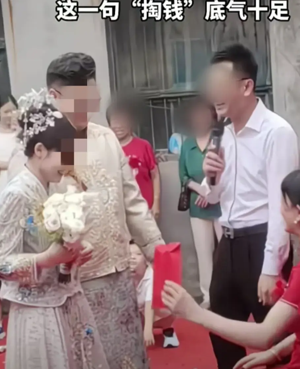 山东一名男子在婚礼上理直气壮的叫妈妈掏钱给儿媳妇。近日，在山东的一场婚礼上。