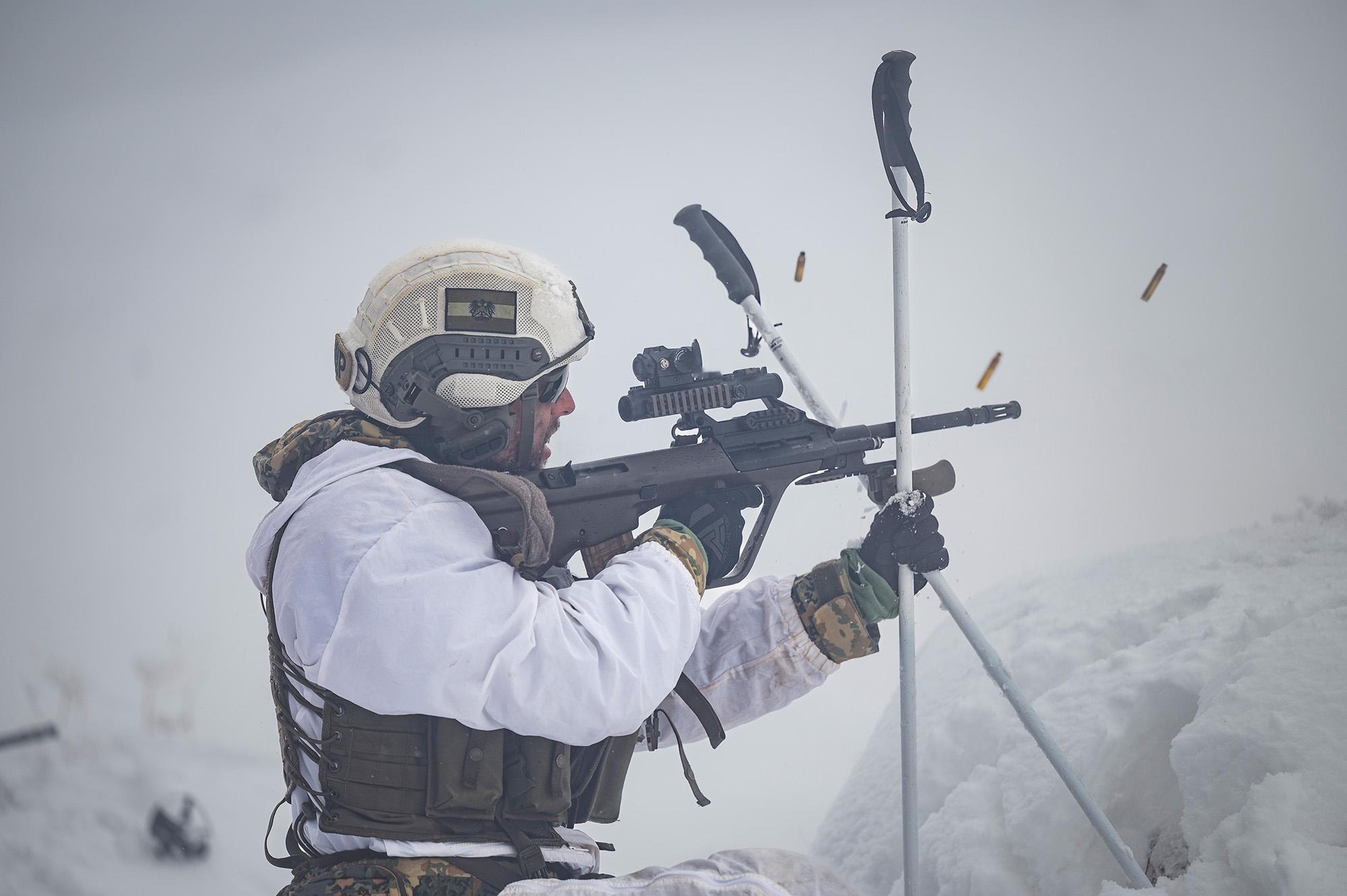 奥地利军校学员在阿尔卑斯山军事训练场进行机枪和突击步枪的实战射击训练烽火问鼎计划