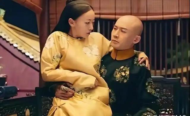 1756年，45岁的乾隆喝下鹿血酒，一把抱住还没出月子的令妃：“你终于可以侍寝了