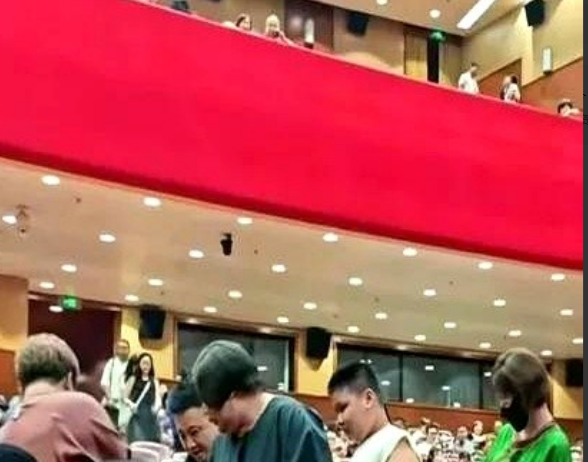 石家庄夜场，9岁的郭汾阳一露面就炸了——小辫子晃，耳环闪。台下嘀咕：这么点儿