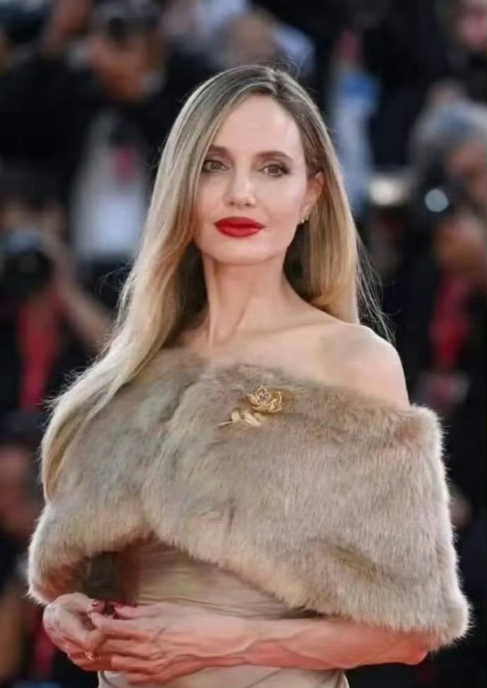 皮特前妻安吉丽娜朱莉，曾经的最美女神，如今这手臂咋成这样子了