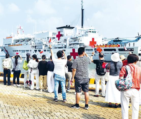 委内瑞拉海域“热闹了”，中方派出医疗舰强力支援，美军这下骑虎难下。中国海军派出一