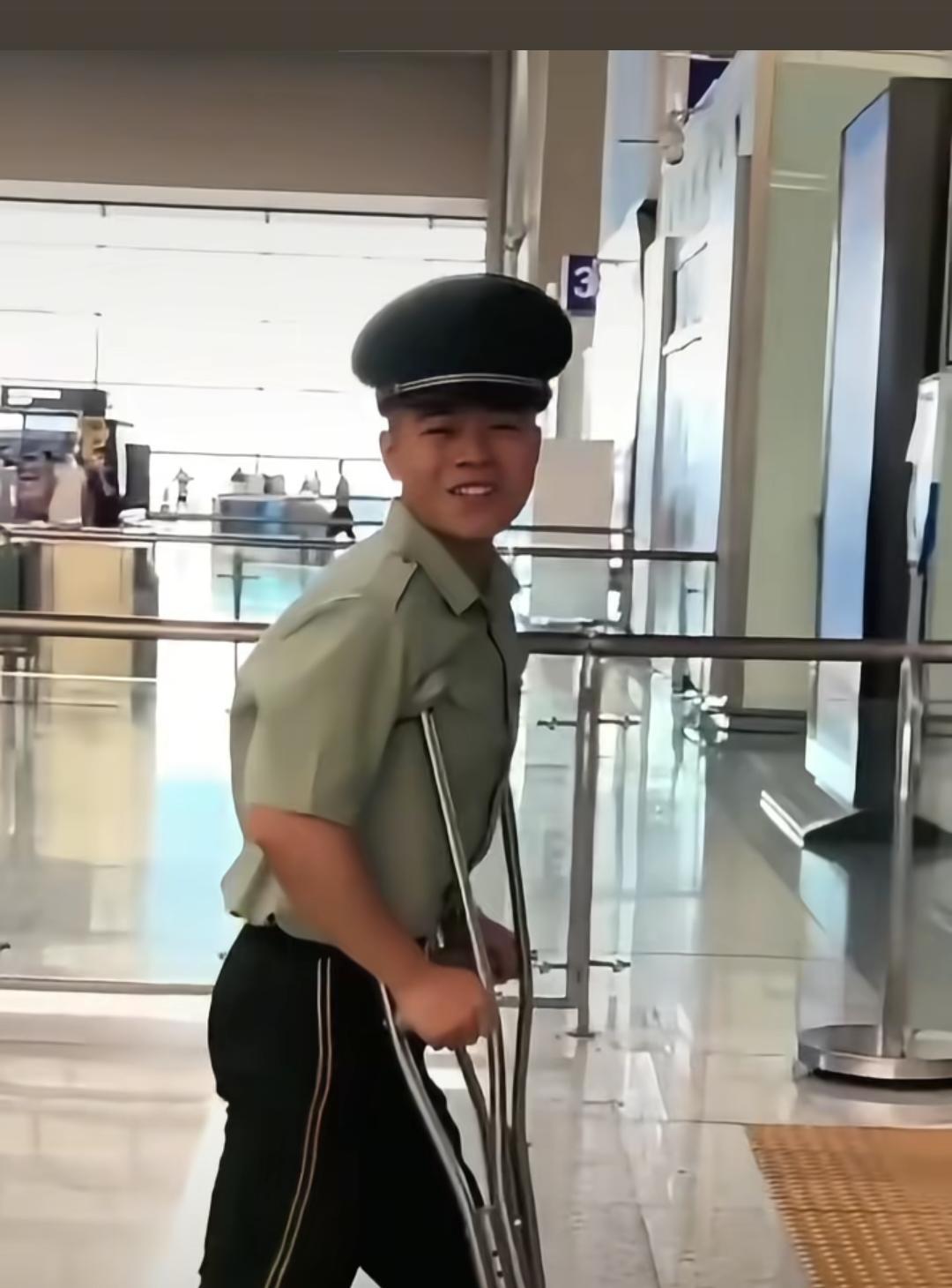 退伍军人候车室被区别对待在石家庄火车站候车室有工作人员推着轮椅送一个老人进入检