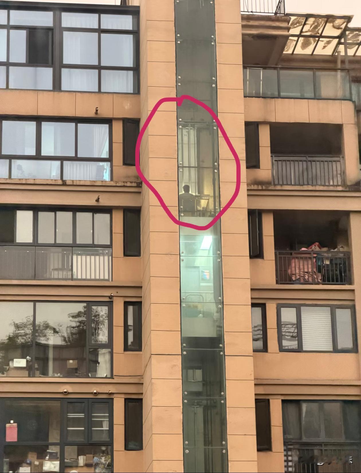 第一眼都蒙了，还以为这家人住电梯里呢