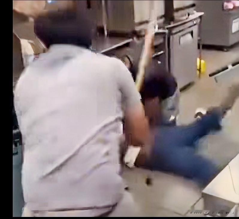 法律的目的是让坏人不敢作恶，而不是让好人不敢动手。刚刚刷到一个黑人，在印度人开