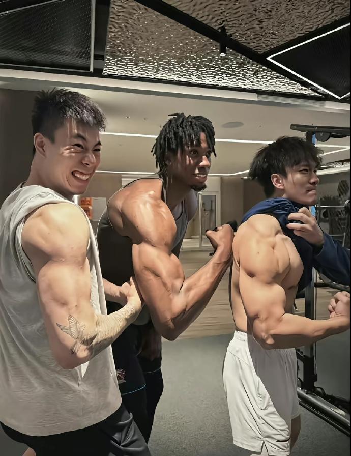 难怪大白边作为一个38岁老将还能有这么强健的肌肉和爆发力，看看他和张镇麟的这张展
