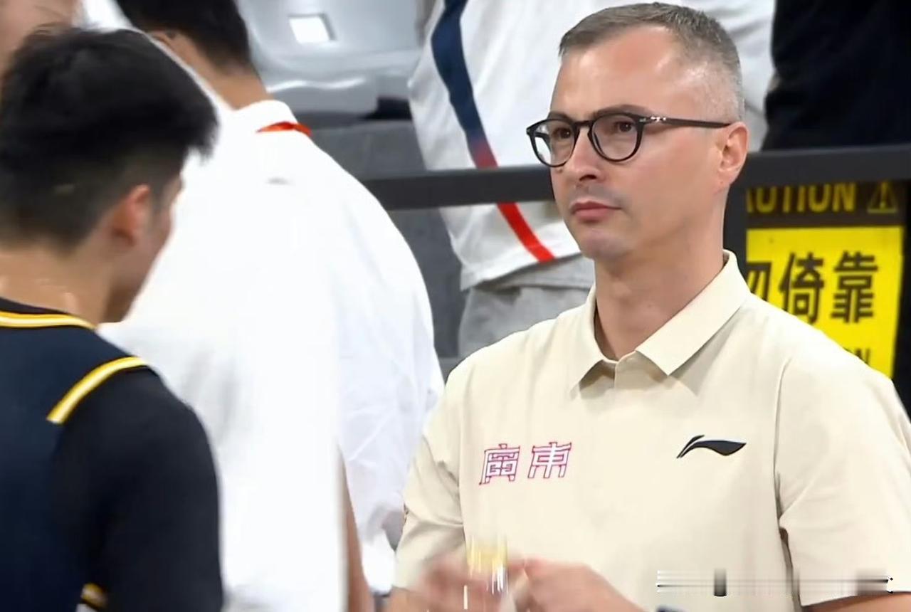 广东宏远大胜天津，暴露出三个无法掩盖事实，杨溢直逼徐杰地位，黄明依没翻身机会，宏