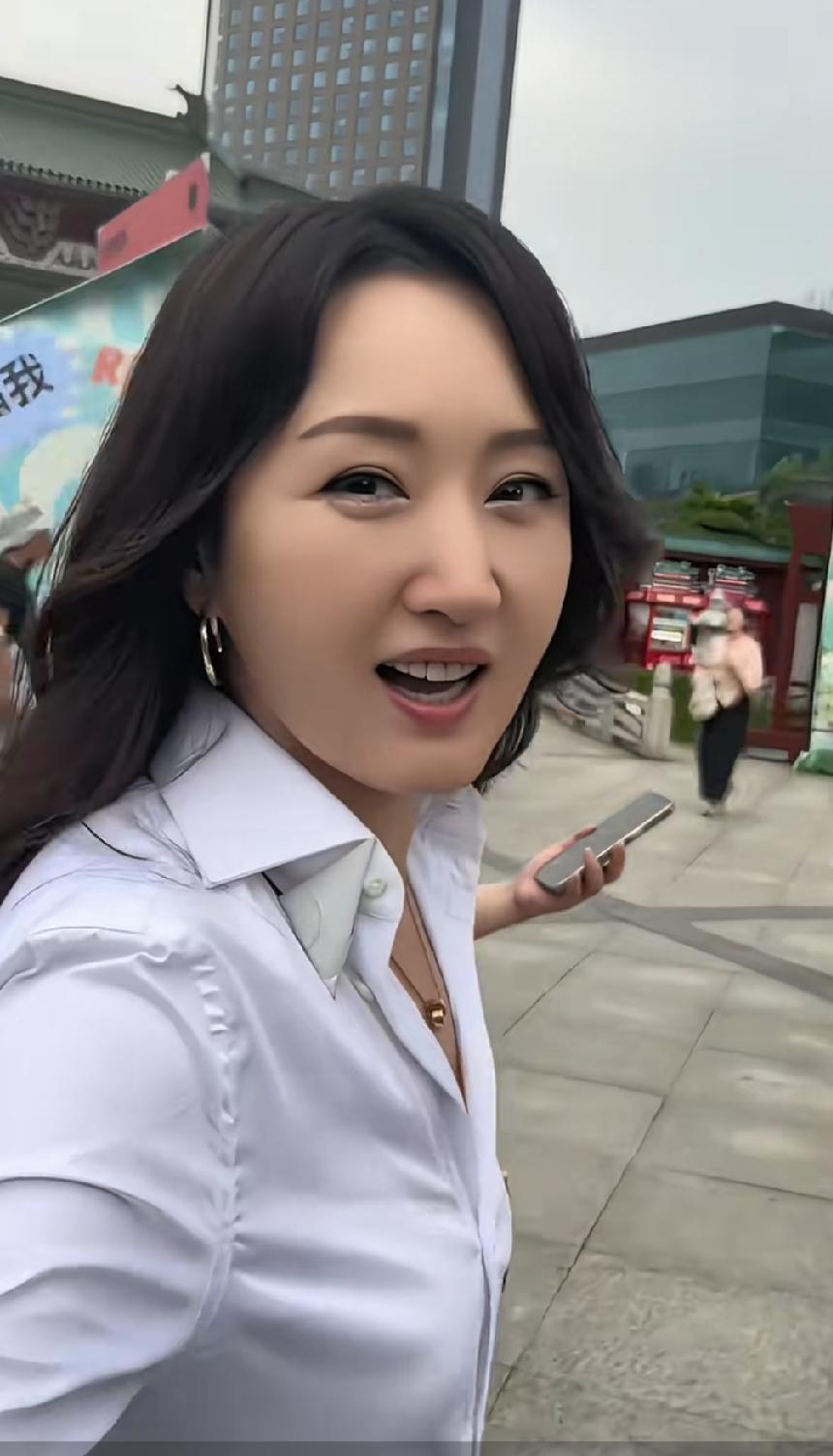 55岁的不老女神杨钰莹！看起来就像18岁的小姑娘一样清纯无比，眼神也非常的清澈，