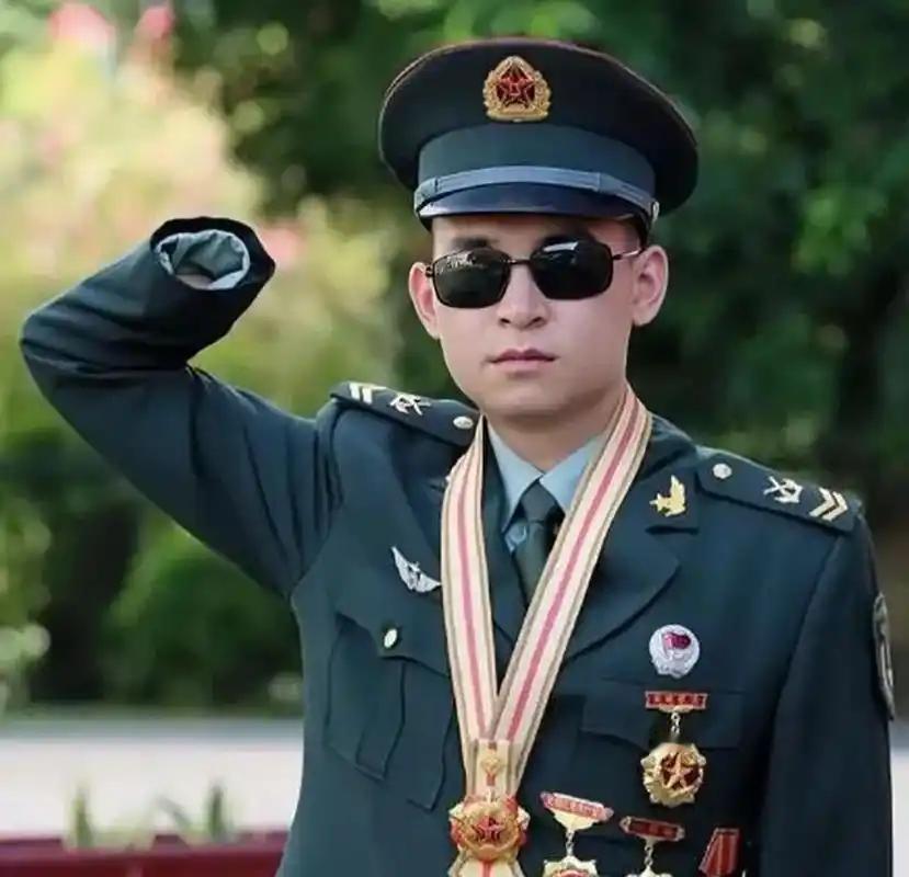 有人问，为什么杜富国失去双手双眼，还能留在部队？答案很简单：是部队需要他！你以为