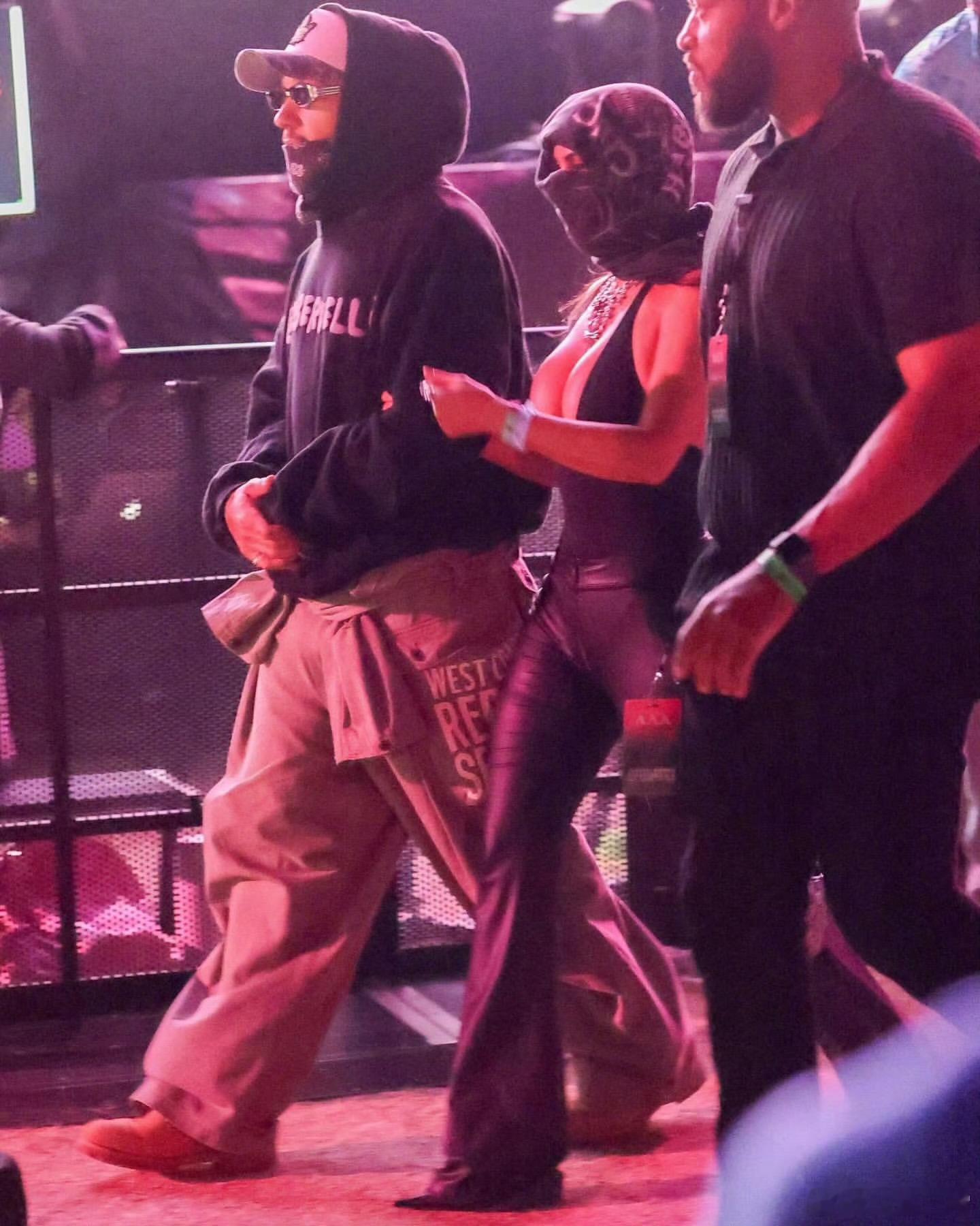 金卡戴珊和男友汉密尔顿现身科切拉音乐节，一起观看贾斯汀比伯的演出