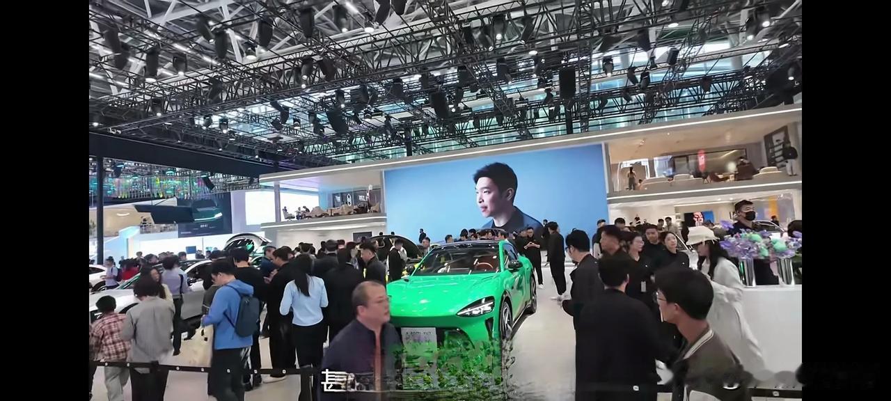 小米汽车仍然是广州车展人气前排。小米汽车上市火爆再到高速三个大学生事件后的沉