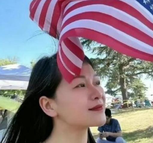 中国知名美女作家称在国内压抑不自由，让她活不下去，于是她抛弃父母，带着年幼的女儿