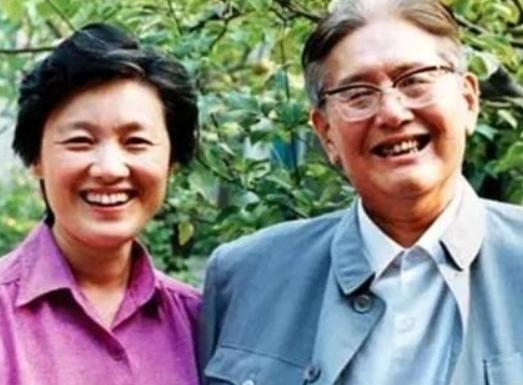 1985年，乔冠华归葬故乡盐城遭到拒绝，妻子章含之无奈之下找到一个人帮忙，此人在