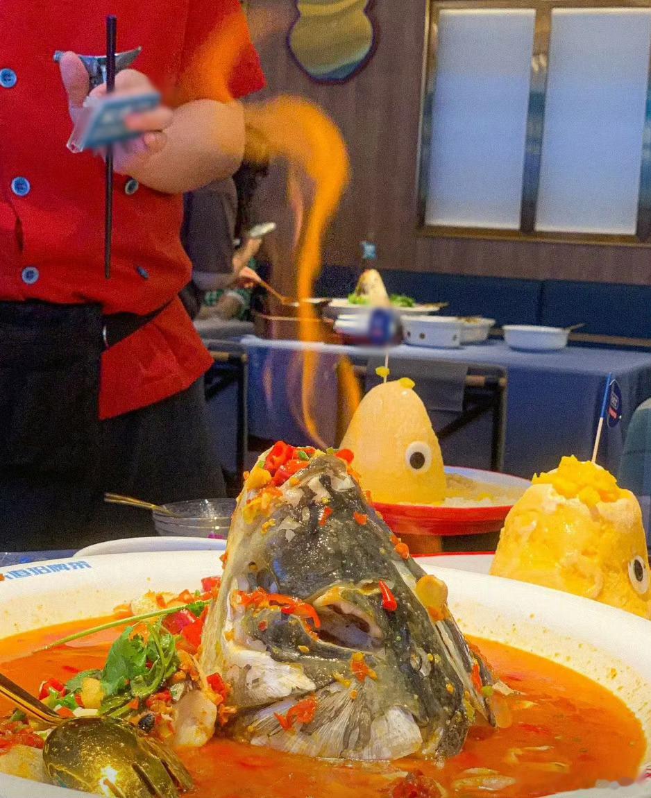 没有人在湖南能拒绝剁椒鱼头剁椒鱼头早已成为湖南美食名片，硕大的鱼头铺满红彤彤剁