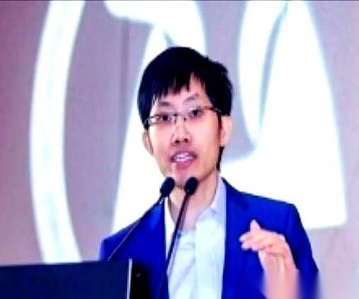 一个管着上千亿资金的量化大佬，在内部会上，对着底下帮他赚钱的核心团队，突然扔下一