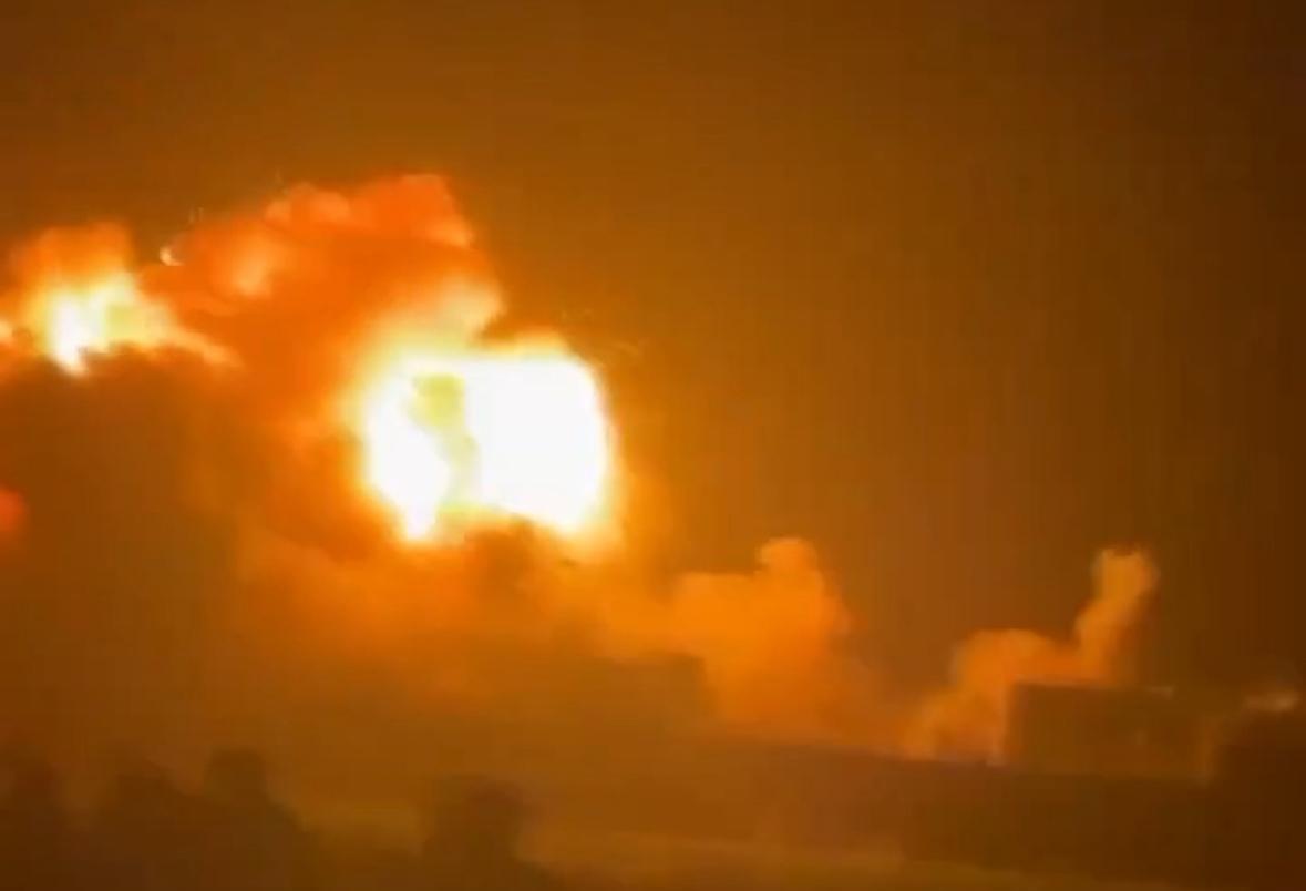 空战开始！印军2架战机空中爆炸，巴铁防空导弹开火就命中，印度民众看到空中爆炸。