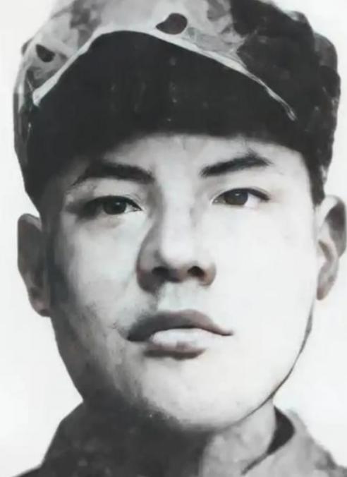 1943年，仅25岁的八路军科长被俘，日军把他带到华丽住所，还找来美娇娘与他同房