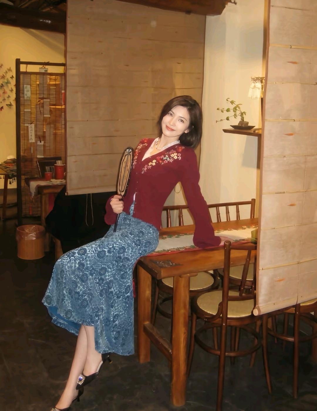 这位美女在店里摆姿势拍照。