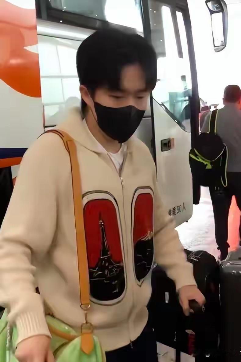 原来王楚钦喝的水，都是从国内带过去的！牛冠凯发了视频，虽然马上删了，但是还