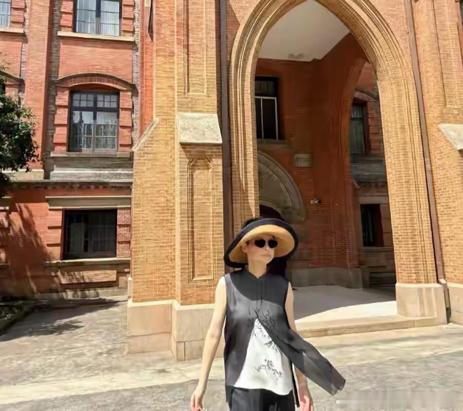 近日，大病初愈的袁立和丈夫出现在苏州大学，瘦了好多。自嘲说：瘦下来的我，有点像缩