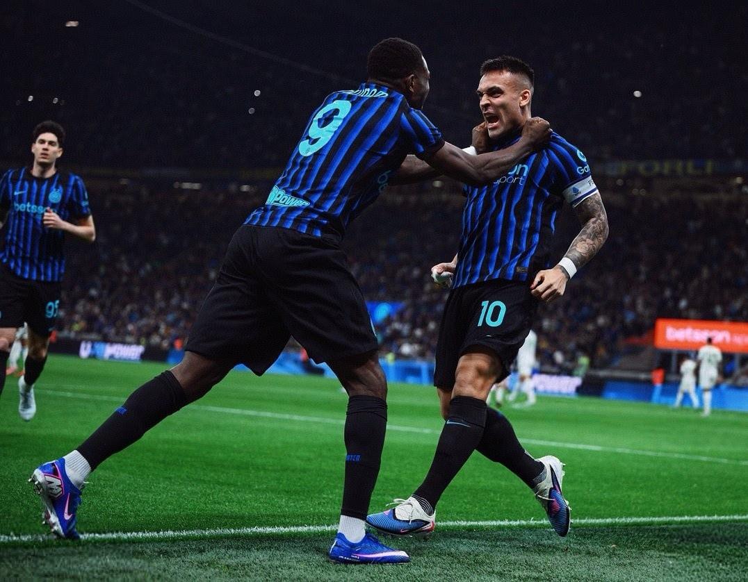 意甲迎来一场焦点战，国米的“一高一快”组合大显神威，劳塔罗梅开二度，图拉姆一射两