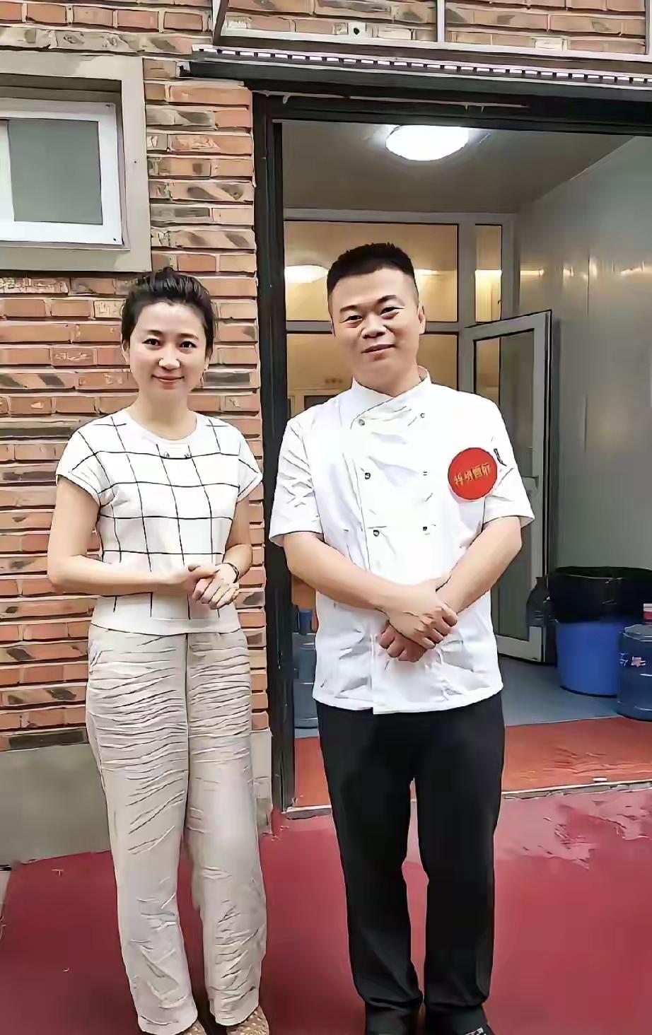 你们认识这位美女主持人吗？她的身材很苗条，她的颜值在线，就算是董卿、倪萍来了都