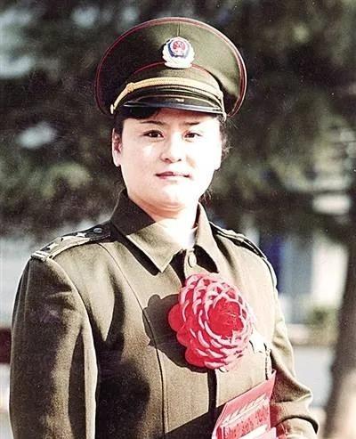 1996年，一个全身绑满炸药的歹徒闯进郑州国棉五厂幼儿园，劫持了28名孩子。女警