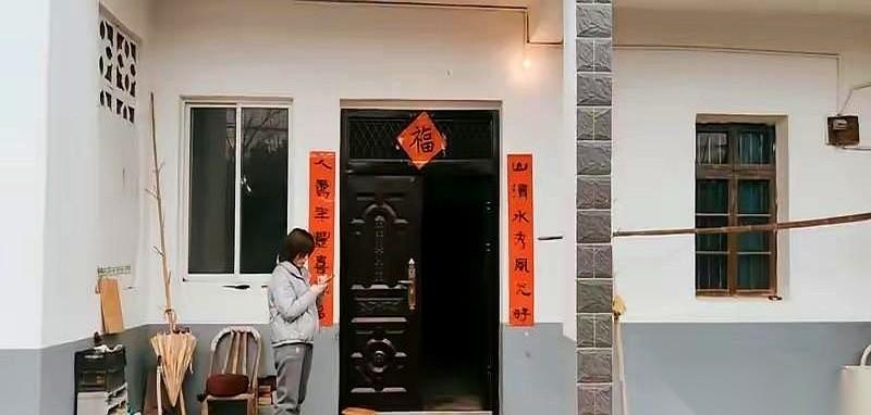 明天就要穿上那件改了三次腰身的婚纱了。结果今晚，她因为一万块钱提了分手。男方
