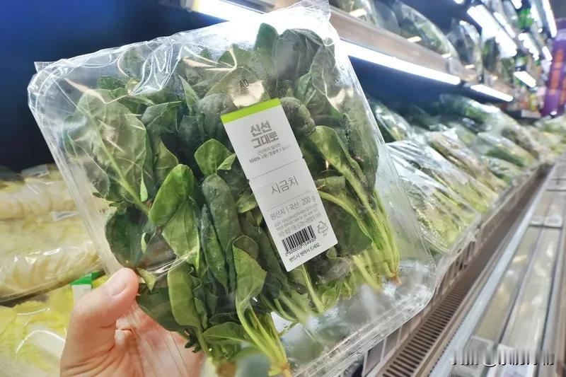 今天逛菜市场的时候，瞅见一位卖菜的大妈在呼呼的寒风里不停地搓着冻红的手，面前摆着