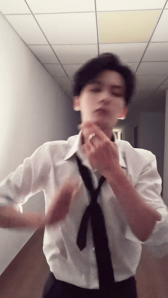 不得不说我们火国吃的是真好啊！小炭火许愿池刚飘下让翻跳《第三个吻痕》，然后三月的