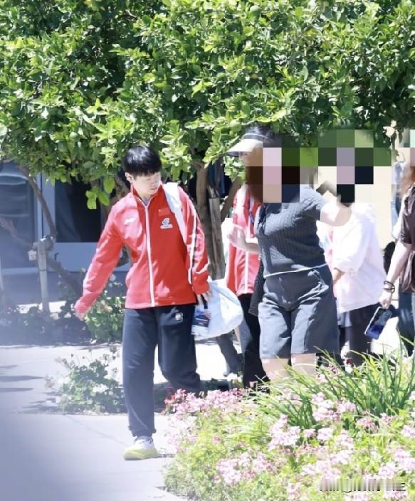 我去！孟队医真猛，一把扒拉开干扰莎莎的粉丝！今天莎莎去比赛的路上，路边突然