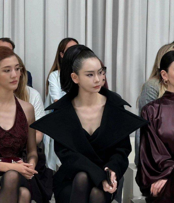 拉皮儿、拉皮儿！既拉面皮，又拉头皮；虽然看起来一切似乎都很紧致…可扯这么紧