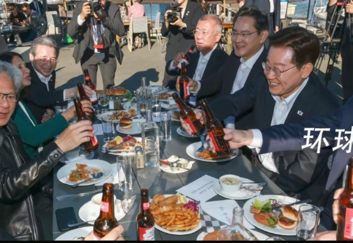 李在明堂堂一国总统居然在美国大街上跟黄仁勋攀起了亲戚，说他们是一家人！这要不