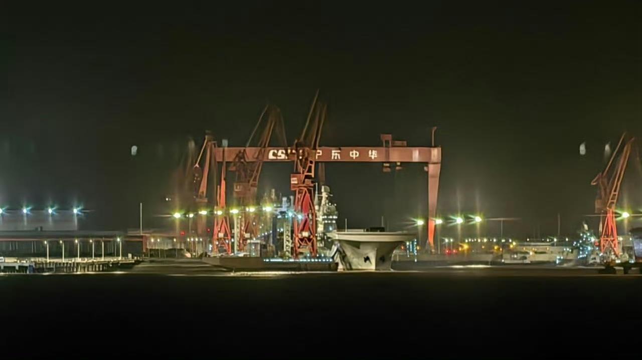 四川舰弹出红色小辣椒，麻辣火锅汤底溅出水花！今天有船在溅落区打捞这个“红色小辣椒