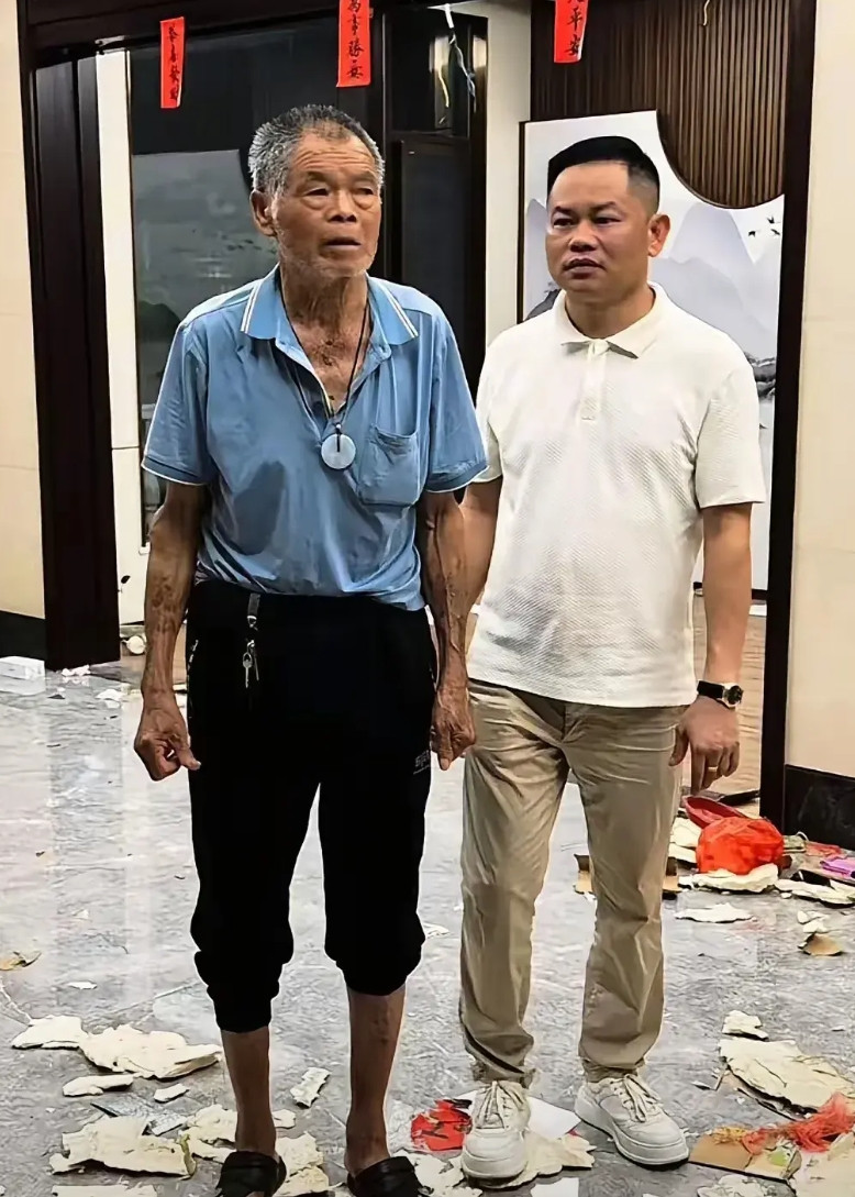 从英之园到心水哥的别墅被拆除，这两件事在两个月内都是网民关注的新闻热点，也是社会