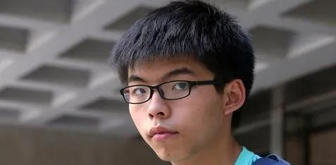 [点赞]6月6日，当狱警打开牢门时，28岁的黄之锋或许以为只是例行检查。但他迎