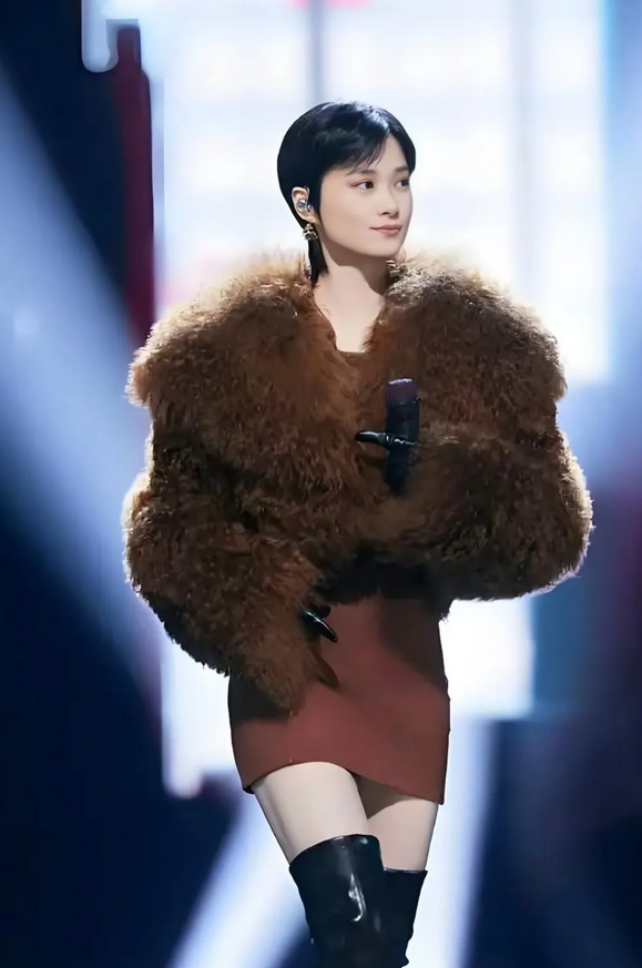 李宇春为什么能够连续压轴20年？你以为是某个大资本在捧着？并不是，她的颜值不足以
