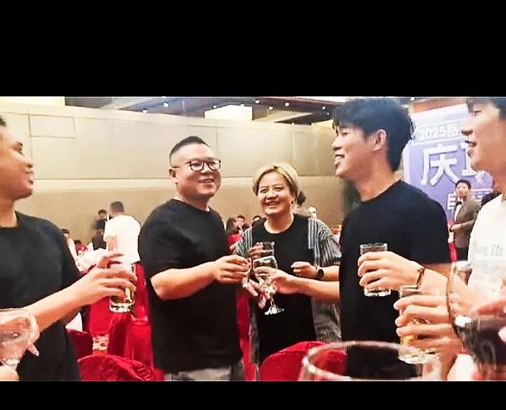 岳云鹏北京个人演唱会结束第二天，携夫人郑敏出席庆功宴，为台前幕后工作人员庆功，祝
