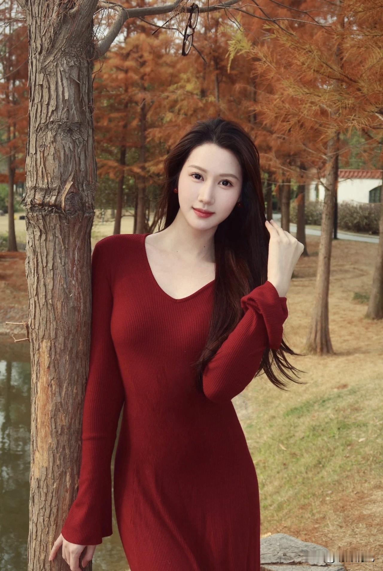 冬日树林拍照，还得是一抹红！❄️冬天树林自带清冷高级感，但拍人像容易显得萧瑟