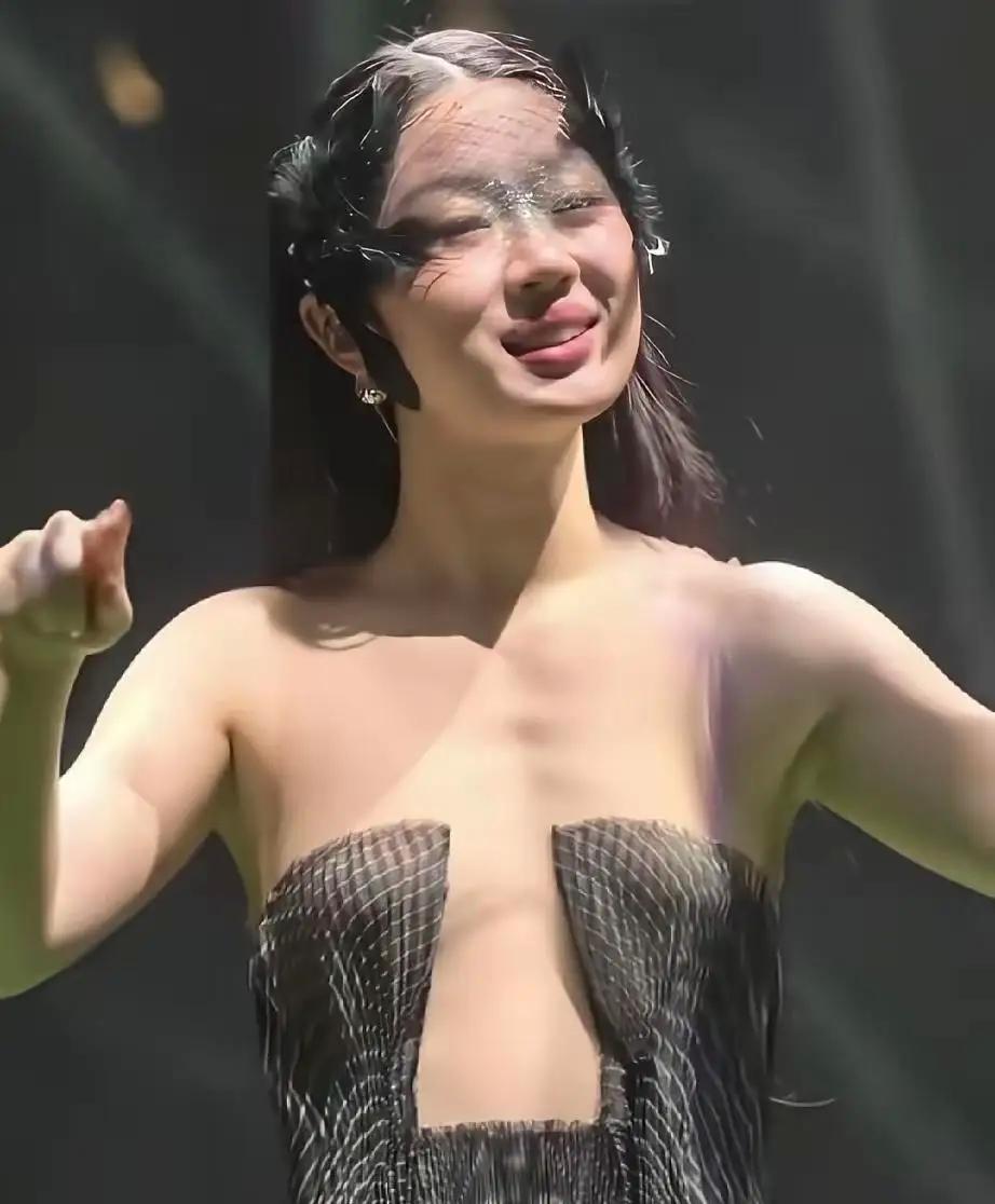 媒体：演唱会上的“衣不遮体”该治了最近，演唱会舞台的画风是越来越让人看不懂了