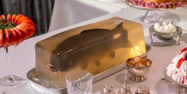 这淡水鱼不去鳞能吃吗？？？怪不得英国人爱吃炸鱼薯条，鳕鱼炸一下肯定比这玩意好吃多